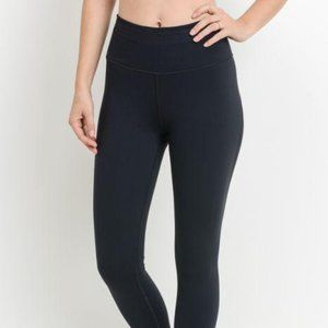 Essential Black Highwaist Performance Leggings